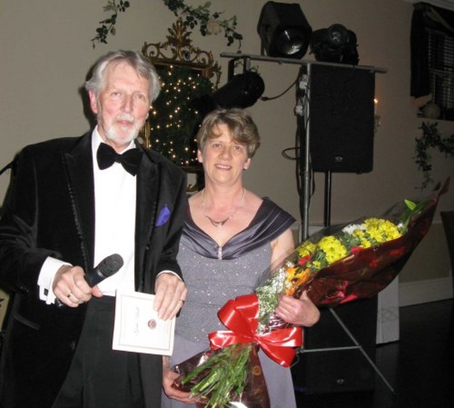 Des Campbell presents a bouquet to Carol Revington at the recent ‘Bid to Save Christ Church’ Ball in Castle Durrow, Durrow,
Co Laois.