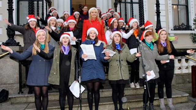 RTE’s Miriam O’Callaghan is surrounded by the choir, Teen–Spirit, following the annual ecumenical carol singing on the steps of the Mansion House which took place yesterday, Saturday December 14. 