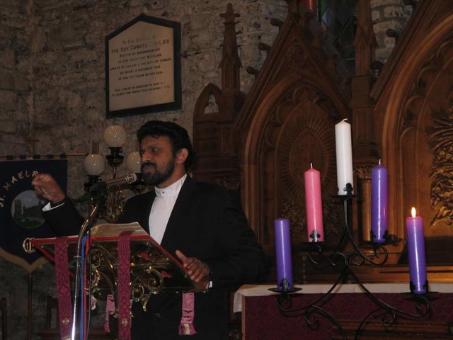 Fr Matthew Philip of the Indian Orthodox Church (Marthoma) speaking at the Advent Sunday Discovery Service in St Maelruain’s, Tallaght.