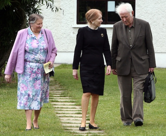 Stella Mew, Patricia Butler and Seamas Heaney arriving at Killiskey Parish Church in Nun's Cross, Ashford for the Nobel Laureate's poetry evening 'Blackbird'.