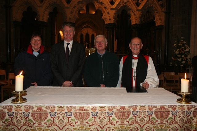 Enid Atkinson, Leabharlinn TCD, Robin Adams, Leabhairlinn TCD agus Ernest Bryan, deartháir Leaslaoi Uí Bhriain (nach maireann) agus an Iar Ard-Easpag Báile Átha Cliath, Dónaill Caird leis an t-Éadach Altóra i gcuimhne Leaslaoi Uí Bhriain le linn Sheirbhís Sheachtain na hAontachta Chríostaí.