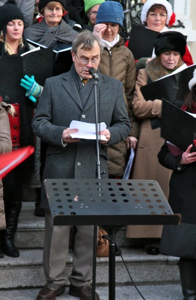 Deputy Robert Dowds TD reads at the community carol singing at Dublin’s Mansion House.