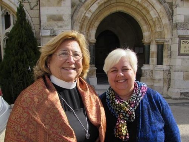 Honey Becker, Guesthouse manager, with Linda Chambers in Jerusalem. (Photo: Jan de Bruijn)