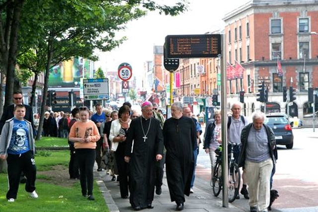 Archbishop Diarmuid Martin and Archbishop Michael Jackson lead the inaugural walk of the Dublin Camino which takes place over the next two weeks as part of the International Eucharistic Congress. The Camino officially got underway this morning (Saturday June 2) with the two Dublin Archbishops leading pilgrims from St Ann’s Church on Dawson Street to Whitefriar Street. 