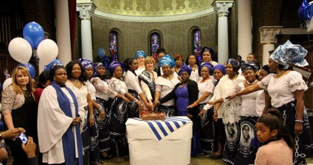 Members of the new Discovery Mothers’ Union branch with Dublin and Glendalough Diocesan President, Joy Gordon (centre) cutting a cake to mark the occasion in St George and St Thomas’s Church. 