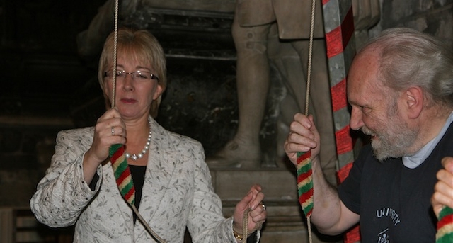 Minister Mary Hanafin gets to grips with the bells alongside Bellmaster Leslie Taylor at the Rediscover Christ Church Book Launch.