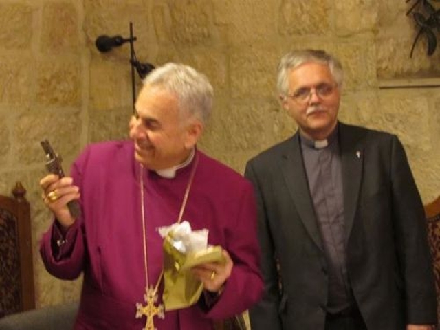 Archbishop Suheil Dawani and the Revd Ken Rue – a Celtic Cross is presented to the Archbishop of Jerusalem during the visit of a delegation from Dublin and Glendalough to the diocese. 