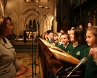 Leas Ard-Mhéar, an Comhairloir Julia Carmichael ag caint lest an gCór ag an tSeirbhís idirchreigmheach don Aontacht Chríostaí in Ardteampall Chríost.