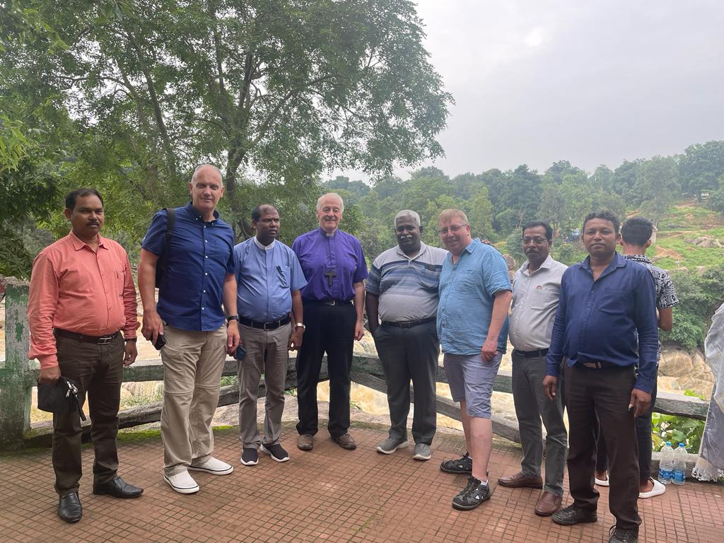 The DUMCN visitors and their Chota Nagpur counterparts at the Ten Waterfalls.