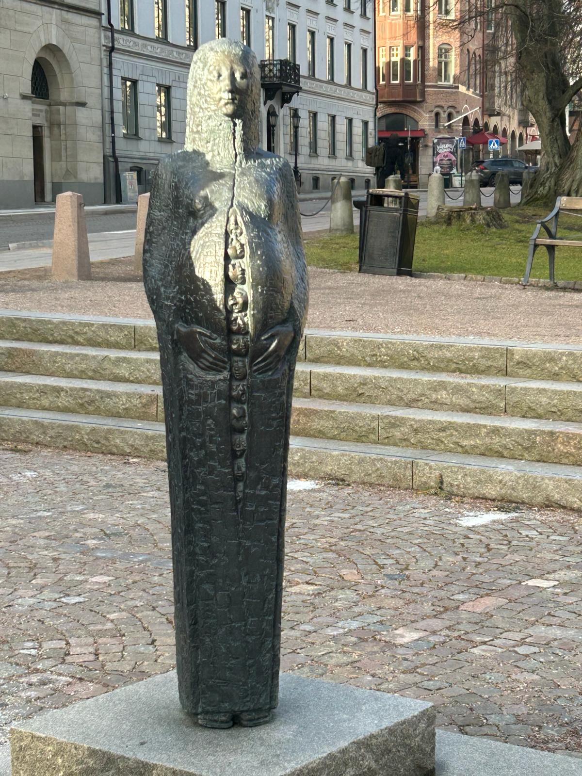 The statue of Mary outside Lund Cathedral.