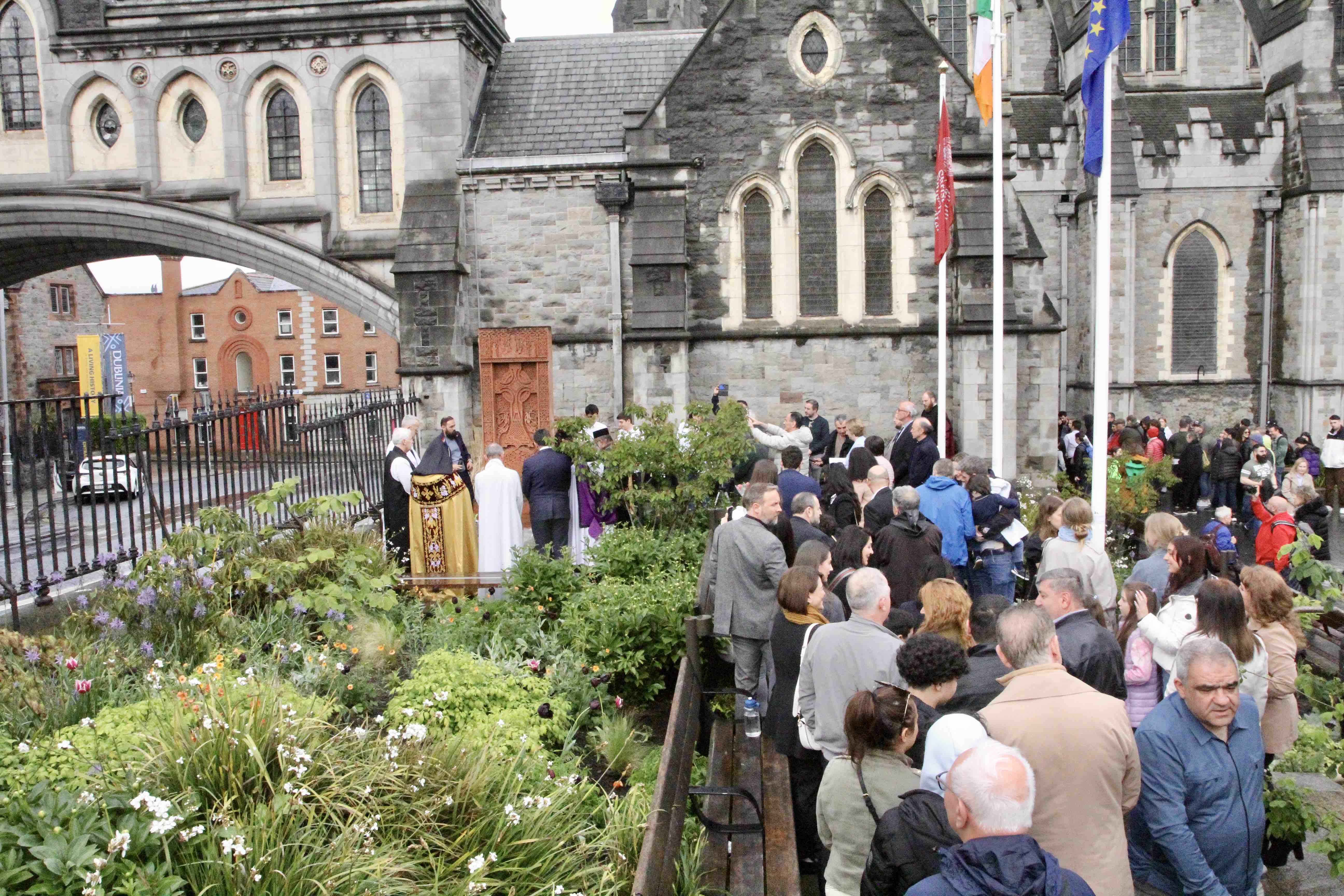 The congregation of the service commemorating the 108th anniversary of the Armenian Genocide at the Khachkar memorial.