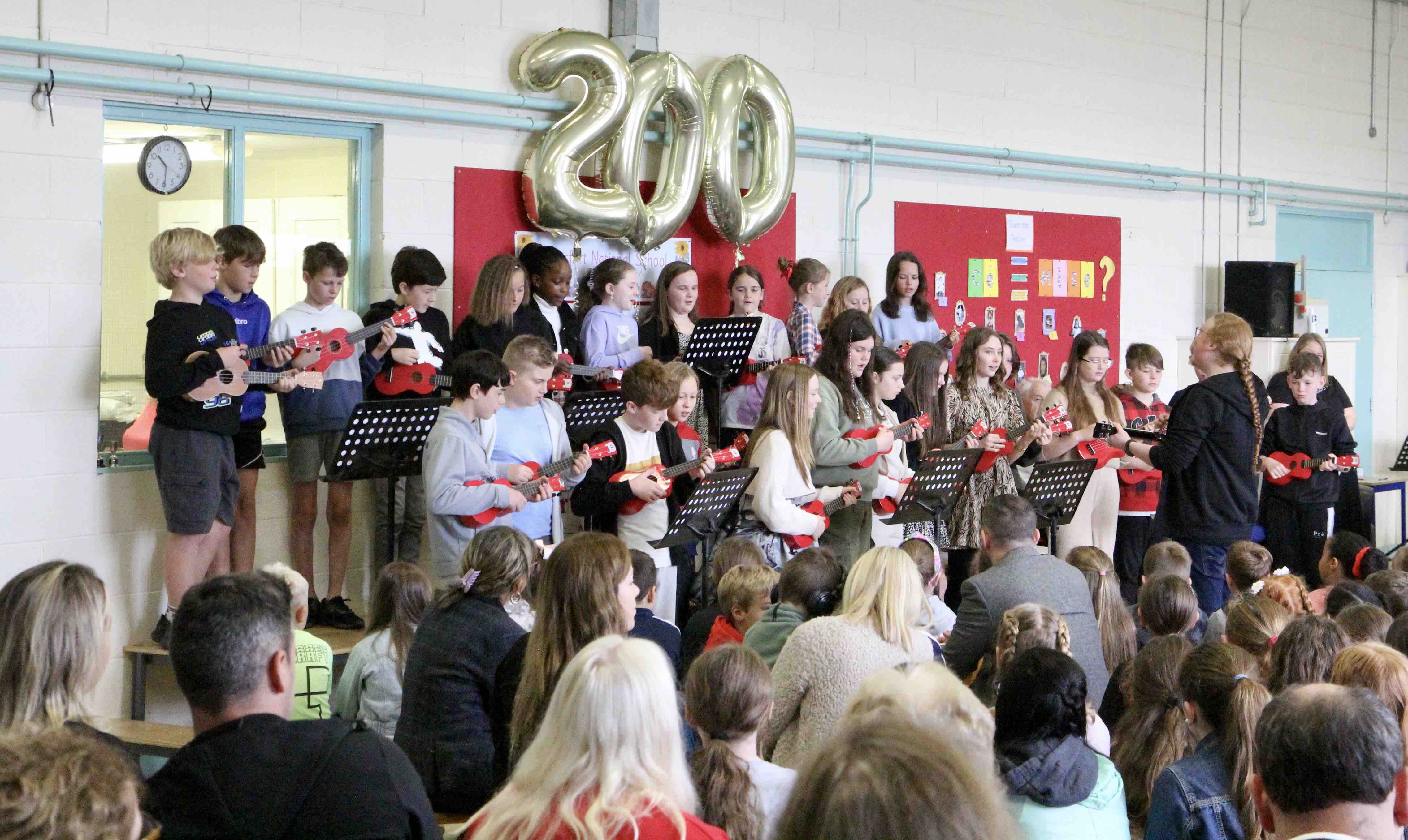 Somewhere Over the Rainbow with the 6th ukulele players.